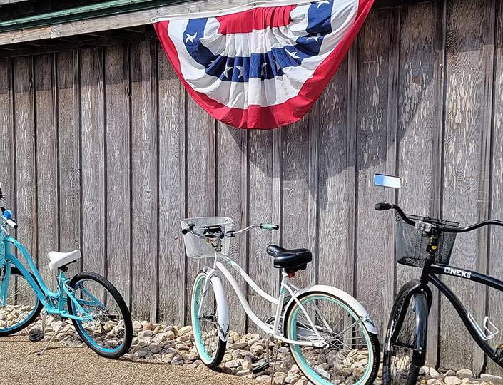 Red, White & Local: Downtown Market on the Manteo Waterfront